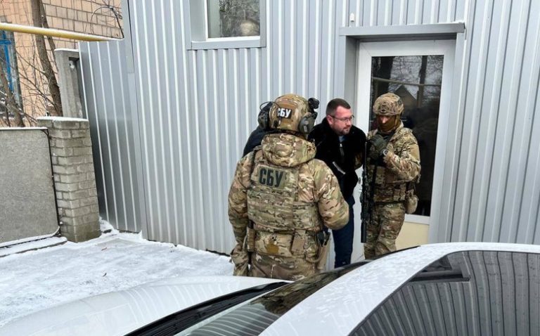 Стало відомо, за що брав 10 тисяч доларів начальник Франківської митниці (ФОТО) 10 Стало відомо, за що брав 10 тисяч доларів начальник Франківської митниці Пересунько (ФОТО)