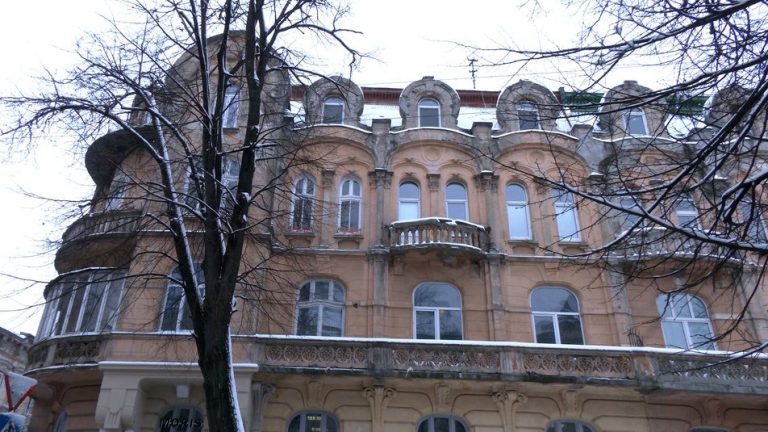 У Франківську власники квартири своїм коштом реставрують вікна й двері у столітньому будинку (ВІДЕО) 5 78fd293865ebcd50