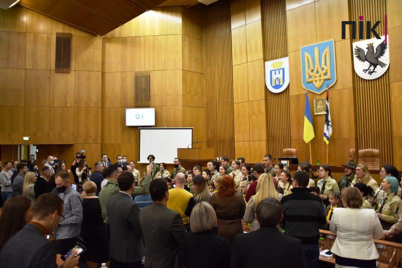 Сесія Франківської міськради: пластуни передали депутатам Вифлеємський вогонь миру (ФОТО) 1 DSC 0035 scaled