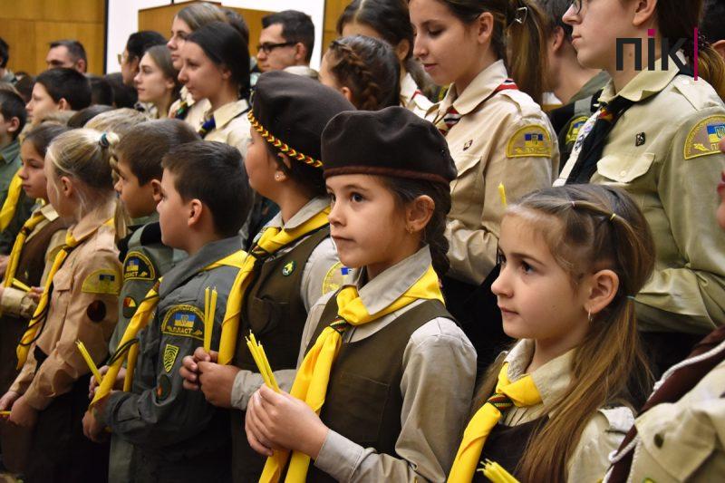 Сесія Франківської міськради: пластуни передали депутатам Вифлеємський вогонь миру (ФОТО) 2 DSC 0036 scaled