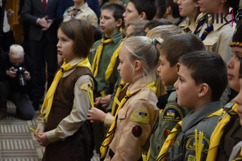 Сесія Франківської міськради: пластуни передали депутатам Вифлеємський вогонь миру (ФОТО) 4 DSC 0046 scaled