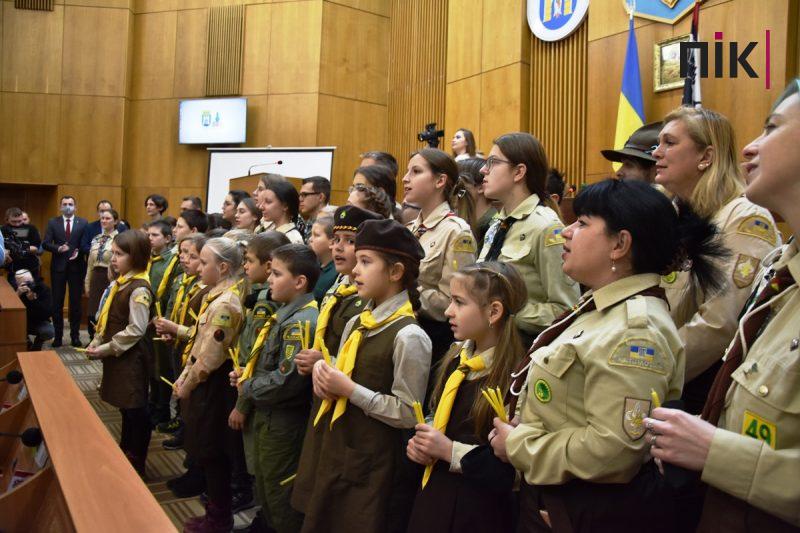 Сесія Франківської міськради: пластуни передали депутатам Вифлеємський вогонь миру (ФОТО) 5 DSC 0050 1 scaled