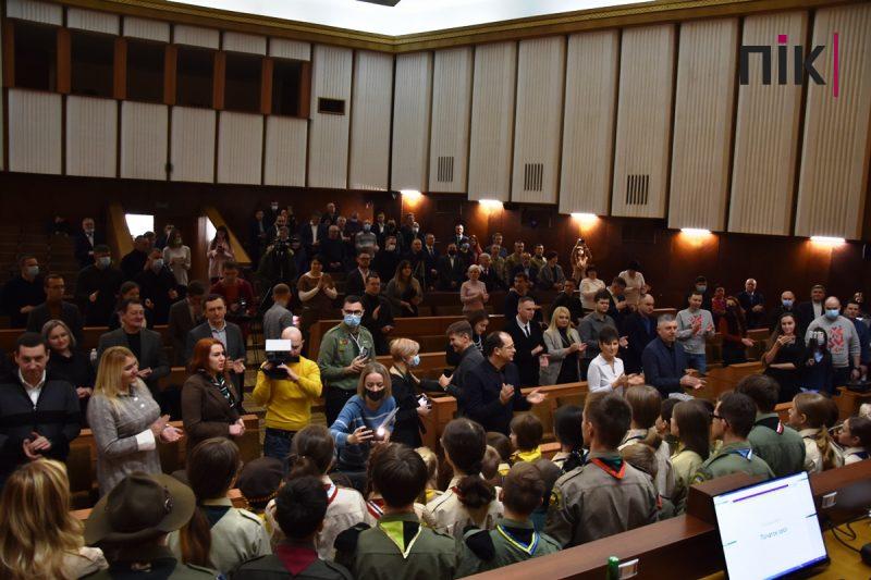 Сесія Франківської міськради: пластуни передали депутатам Вифлеємський вогонь миру (ФОТО) 6 DSC 0057 scaled