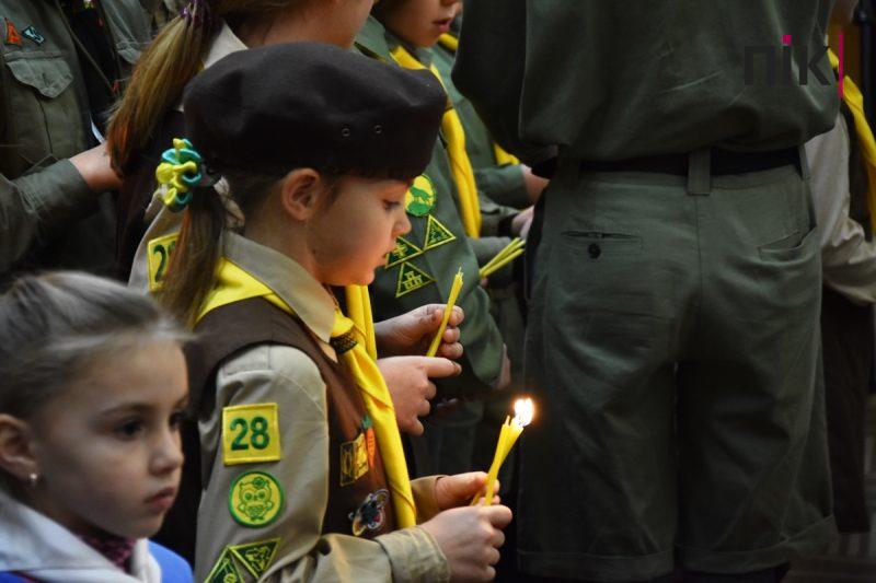 Сесія Франківської міськради: пластуни передали депутатам Вифлеємський вогонь миру (ФОТО) 7 DSC 0062 scaled