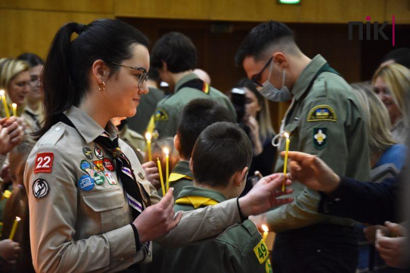 Сесія Франківської міськради: пластуни передали депутатам Вифлеємський вогонь миру (ФОТО) 8 DSC 0065 scaled