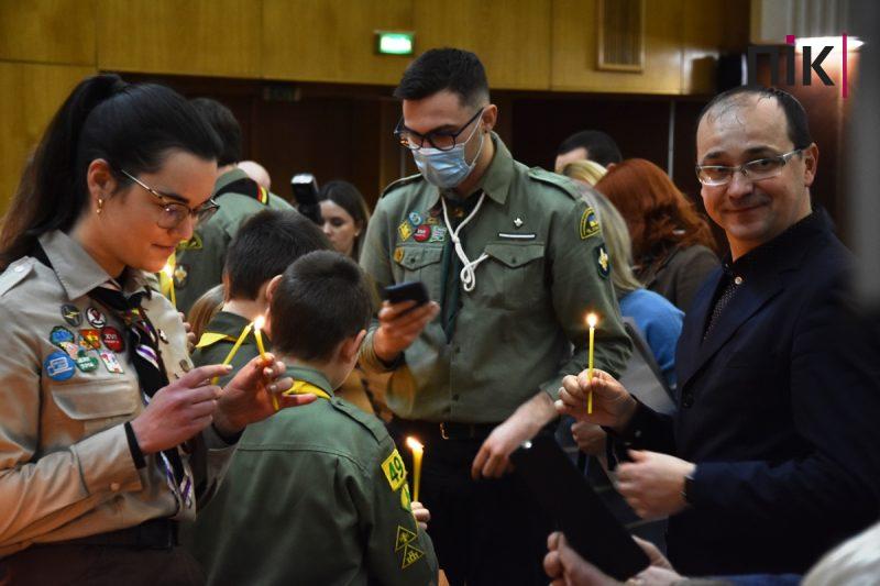 Сесія Франківської міськради: пластуни передали депутатам Вифлеємський вогонь миру (ФОТО) 9 DSC 0067 1 scaled