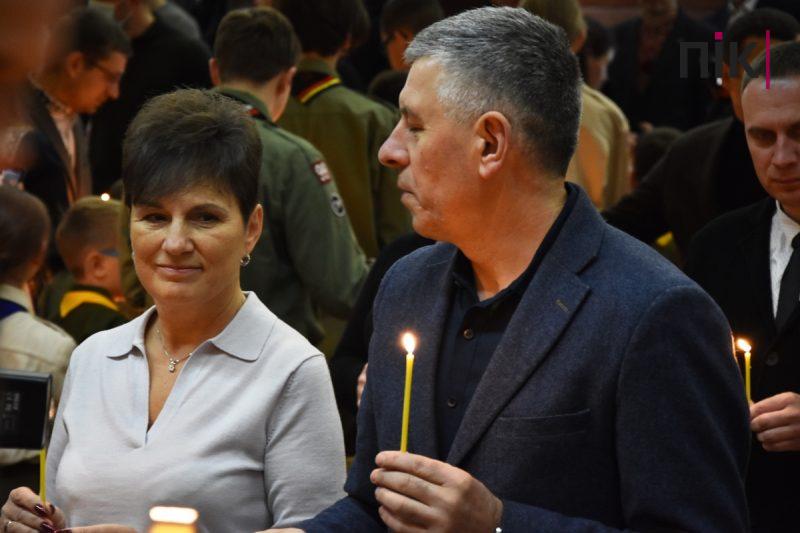 Сесія Франківської міськради: пластуни передали депутатам Вифлеємський вогонь миру (ФОТО) 10 DSC 0075 scaled