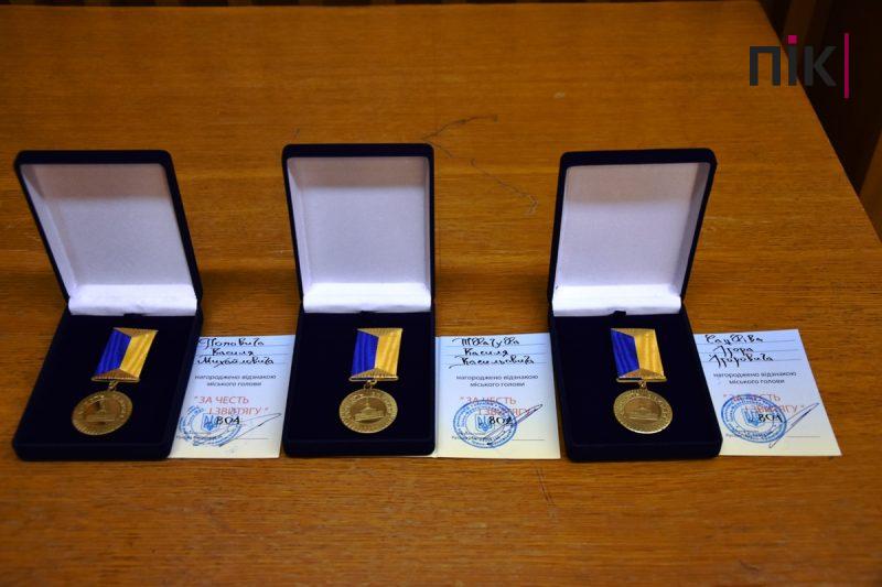 Сесія Франківської міськради: пластуни передали депутатам Вифлеємський вогонь миру (ФОТО) 25 DSC 0077 1 scaled