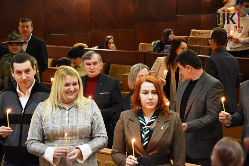 Сесія Франківської міськради: пластуни передали депутатам Вифлеємський вогонь миру (ФОТО) 11 DSC 0081 scaled