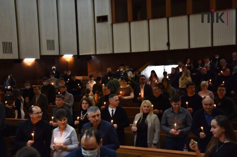 Сесія Франківської міськради: пластуни передали депутатам Вифлеємський вогонь миру (ФОТО) 12 DSC 0083 scaled