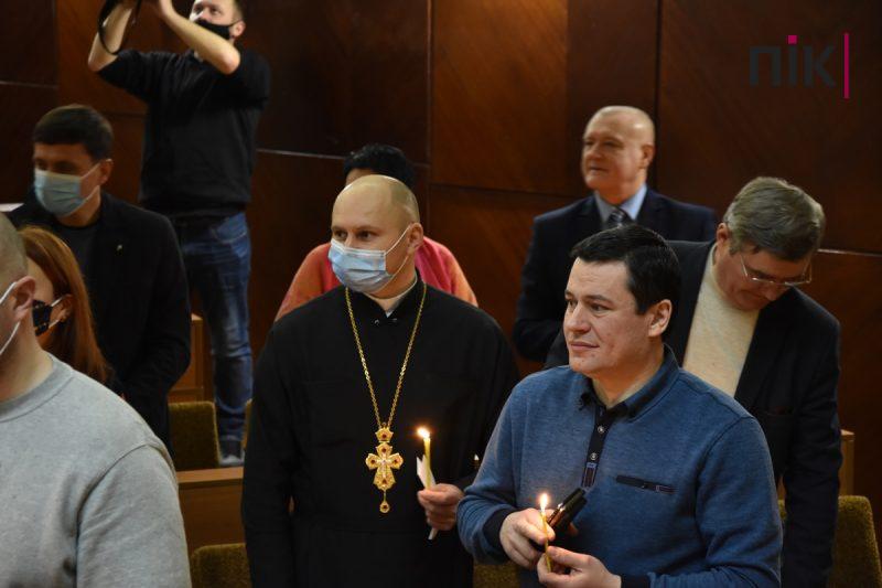 Сесія Франківської міськради: пластуни передали депутатам Вифлеємський вогонь миру (ФОТО) 13 DSC 0085 scaled