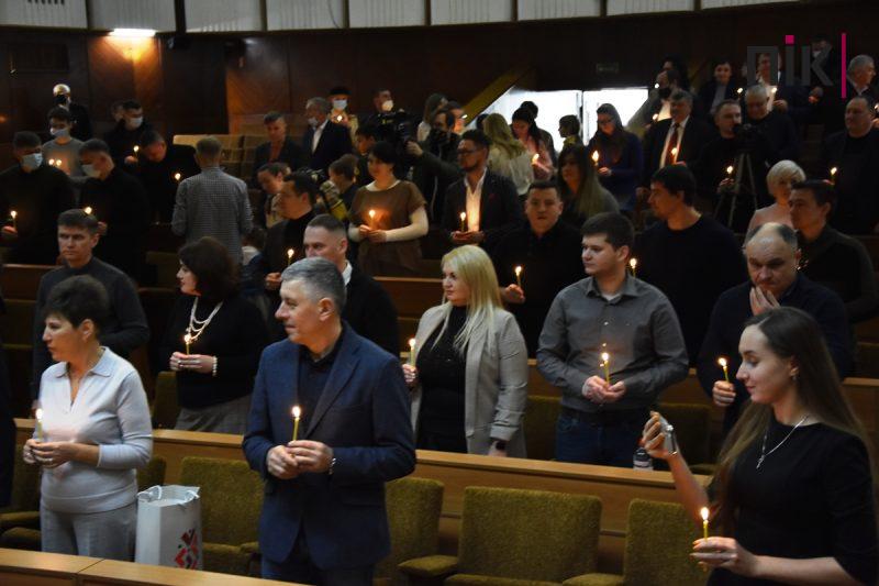 Сесія Франківської міськради: пластуни передали депутатам Вифлеємський вогонь миру (ФОТО) 14 DSC 0087 scaled