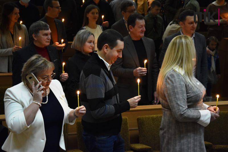 Сесія Франківської міськради: пластуни передали депутатам Вифлеємський вогонь миру (ФОТО) 15 DSC 0088 1 scaled