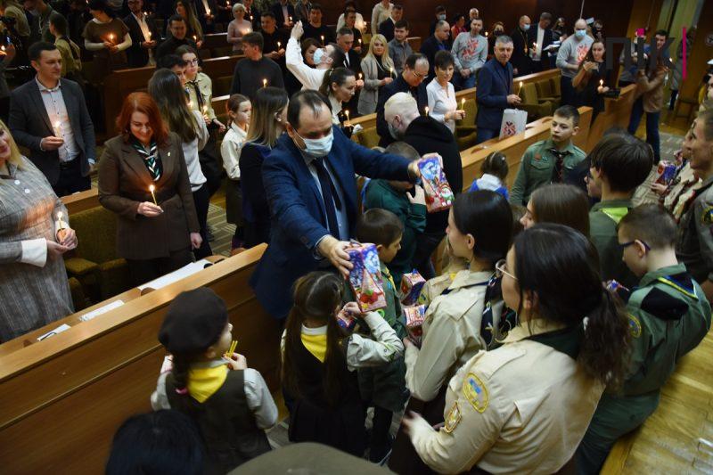 Сесія Франківської міськради: пластуни передали депутатам Вифлеємський вогонь миру (ФОТО) 16 DSC 0092 scaled