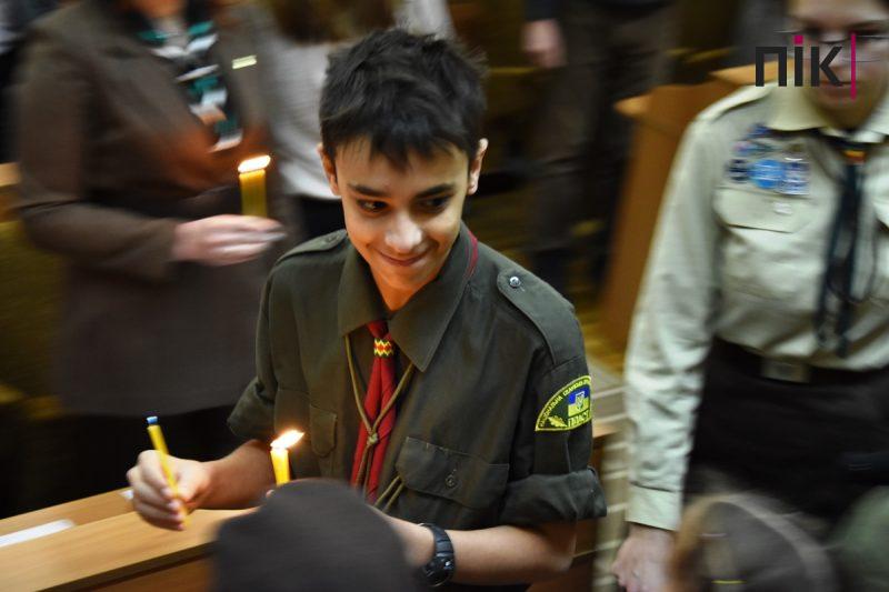 Сесія Франківської міськради: пластуни передали депутатам Вифлеємський вогонь миру (ФОТО) 17 DSC 0094 1 scaled