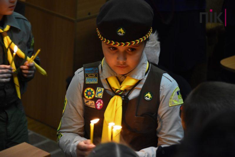 Сесія Франківської міськради: пластуни передали депутатам Вифлеємський вогонь миру (ФОТО) 18 DSC 0096 1 scaled