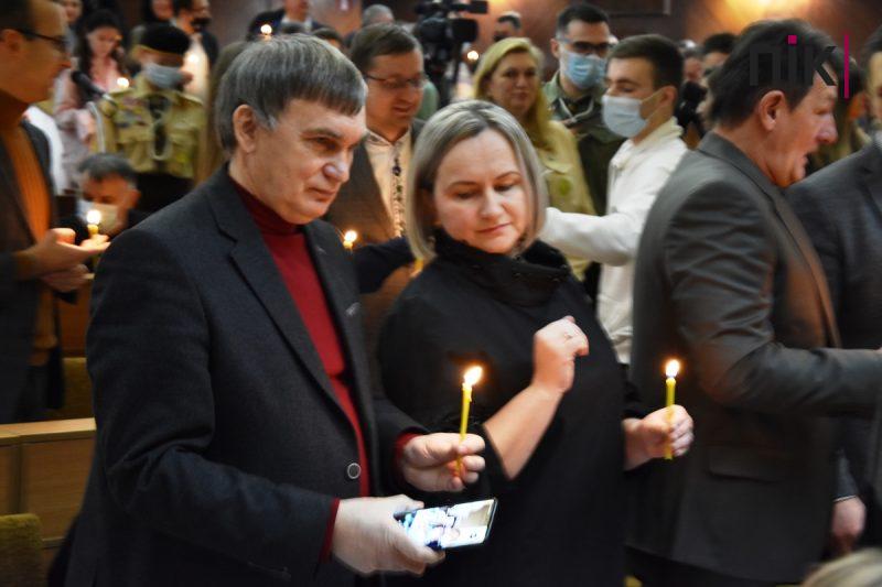 Сесія Франківської міськради: пластуни передали депутатам Вифлеємський вогонь миру (ФОТО) 19 DSC 0099 1 scaled