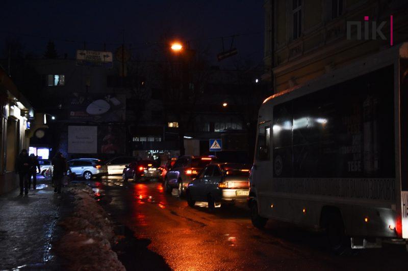 У центрі Франківська – транспортний колапс: які вулиці "паралізовано" (ФОТО) 2 DSC 0101 scaled