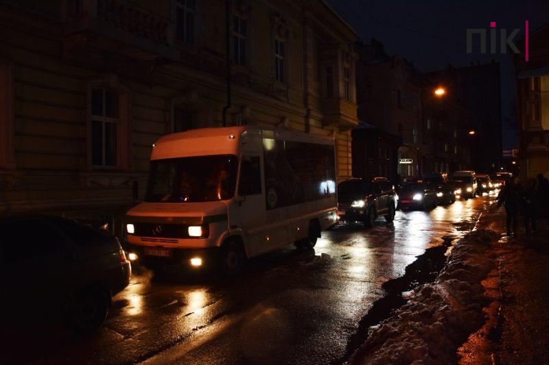 У центрі Франківська – транспортний колапс: які вулиці "паралізовано" (ФОТО) 3 DSC 0102 scaled