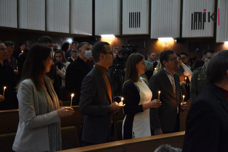 Сесія Франківської міськради: пластуни передали депутатам Вифлеємський вогонь миру (ФОТО) 20 DSC 0103 1 scaled