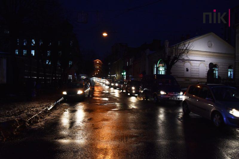 У центрі Франківська – транспортний колапс: які вулиці "паралізовано" (ФОТО) 4 DSC 0104 scaled