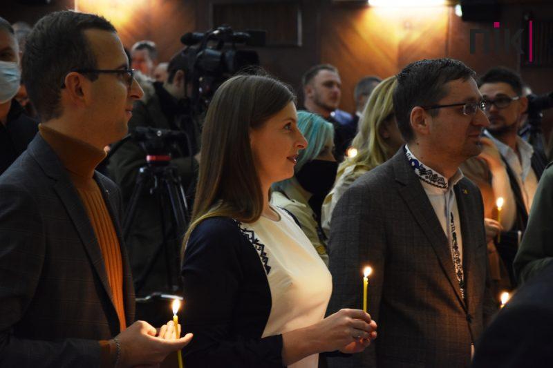 Сесія Франківської міськради: пластуни передали депутатам Вифлеємський вогонь миру (ФОТО) 21 DSC 0105 1 scaled