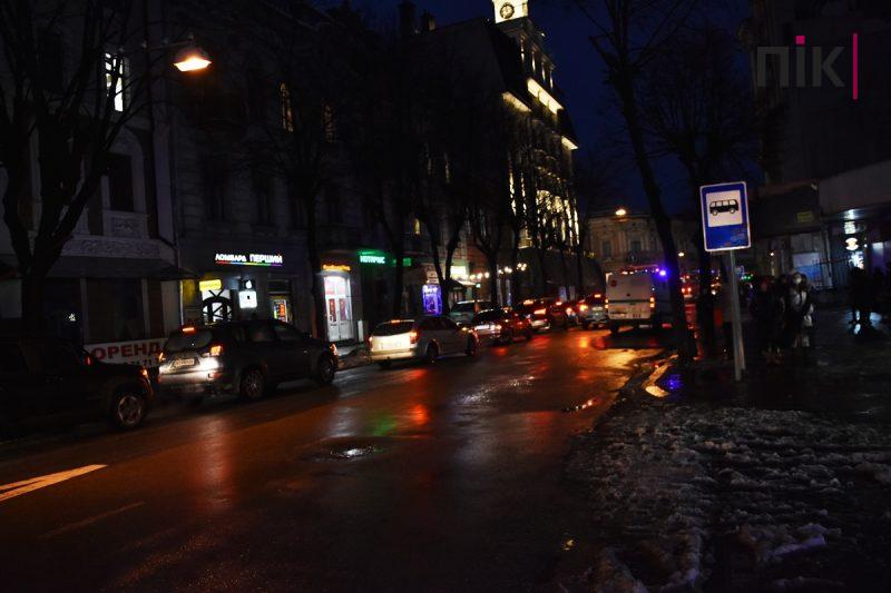 У центрі Франківська – транспортний колапс: які вулиці "паралізовано" (ФОТО) 5 DSC 0105 scaled