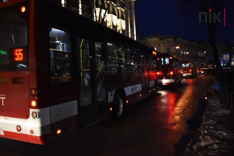 У центрі Франківська – транспортний колапс: які вулиці "паралізовано" (ФОТО) 6 DSC 0107 scaled