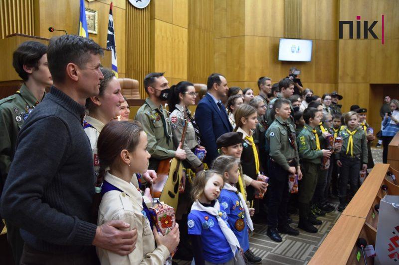 Сесія Франківської міськради: пластуни передали депутатам Вифлеємський вогонь миру (ФОТО) 22 DSC 0109 scaled