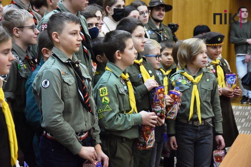 Сесія Франківської міськради: пластуни передали депутатам Вифлеємський вогонь миру (ФОТО) 23 DSC 0112 scaled