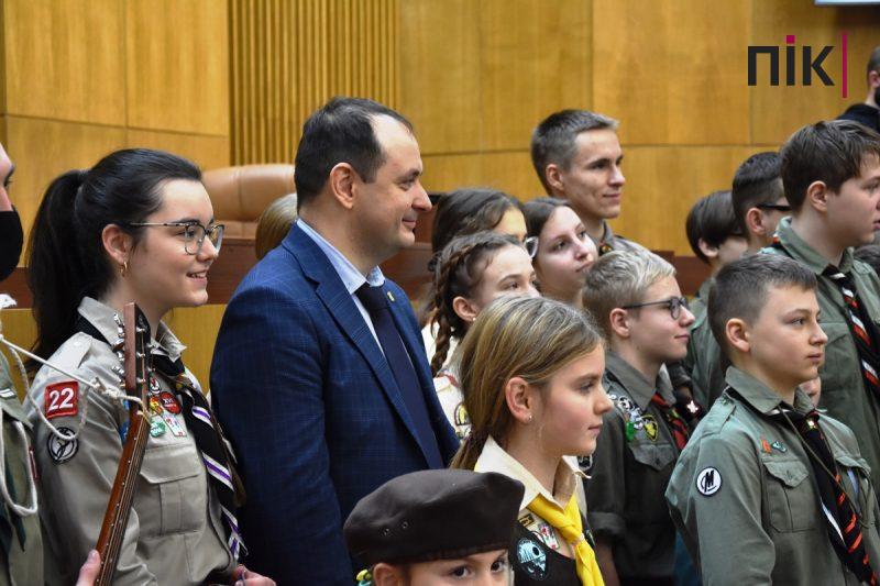 Сесія Франківської міськради: пластуни передали депутатам Вифлеємський вогонь миру (ФОТО) 24 DSC 0113 scaled