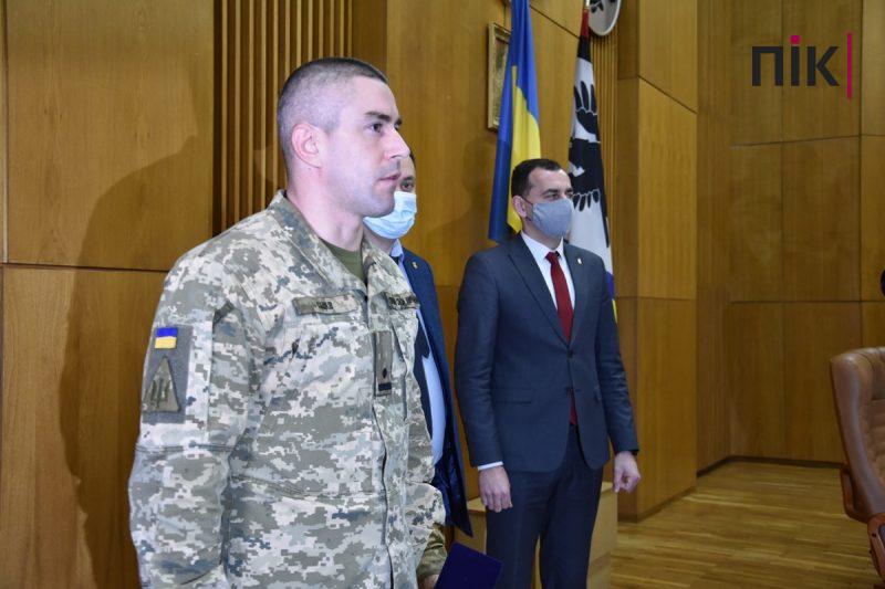 Сесія Франківської міськради: пластуни передали депутатам Вифлеємський вогонь миру (ФОТО) 26 DSC 0124 scaled