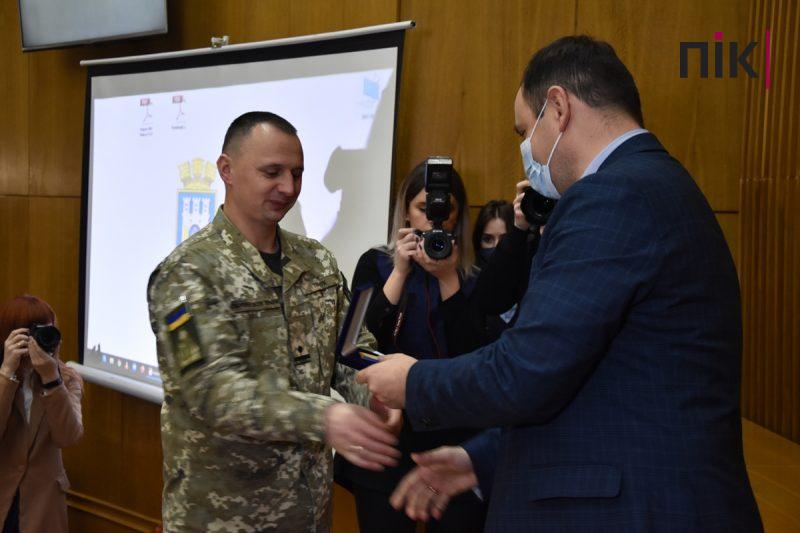 Сесія Франківської міськради: пластуни передали депутатам Вифлеємський вогонь миру (ФОТО) 27 DSC 0126 scaled