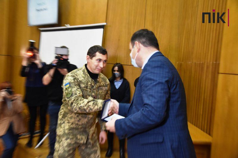 Сесія Франківської міськради: пластуни передали депутатам Вифлеємський вогонь миру (ФОТО) 28 DSC 0128 scaled