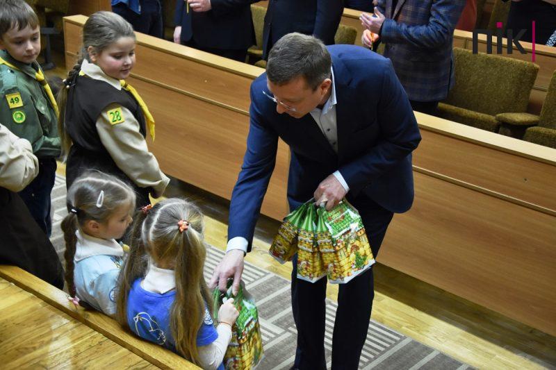 У Франківську відкрилася сесія обласної ради: пластуни по-особливому привітали депутатів (ФОТО) 7 DSC 0272 scaled