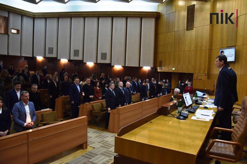 У Франківську відкрилася сесія обласної ради: пластуни по-особливому привітали депутатів (ФОТО) 16 DSC 0304 scaled