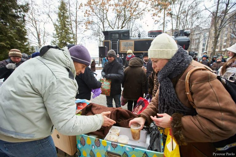 У Франківську влаштували святковий обід для безпритульних (ФОТО) 12 FB IMG 1640434983452