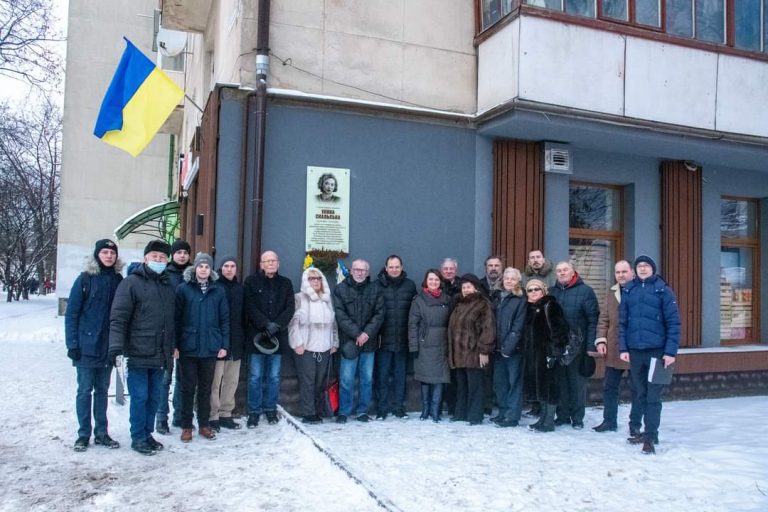 У Франківську відомій громадській діячці встановили пам'ятну дошку (ФОТО) 9 FB IMG 1640695053442