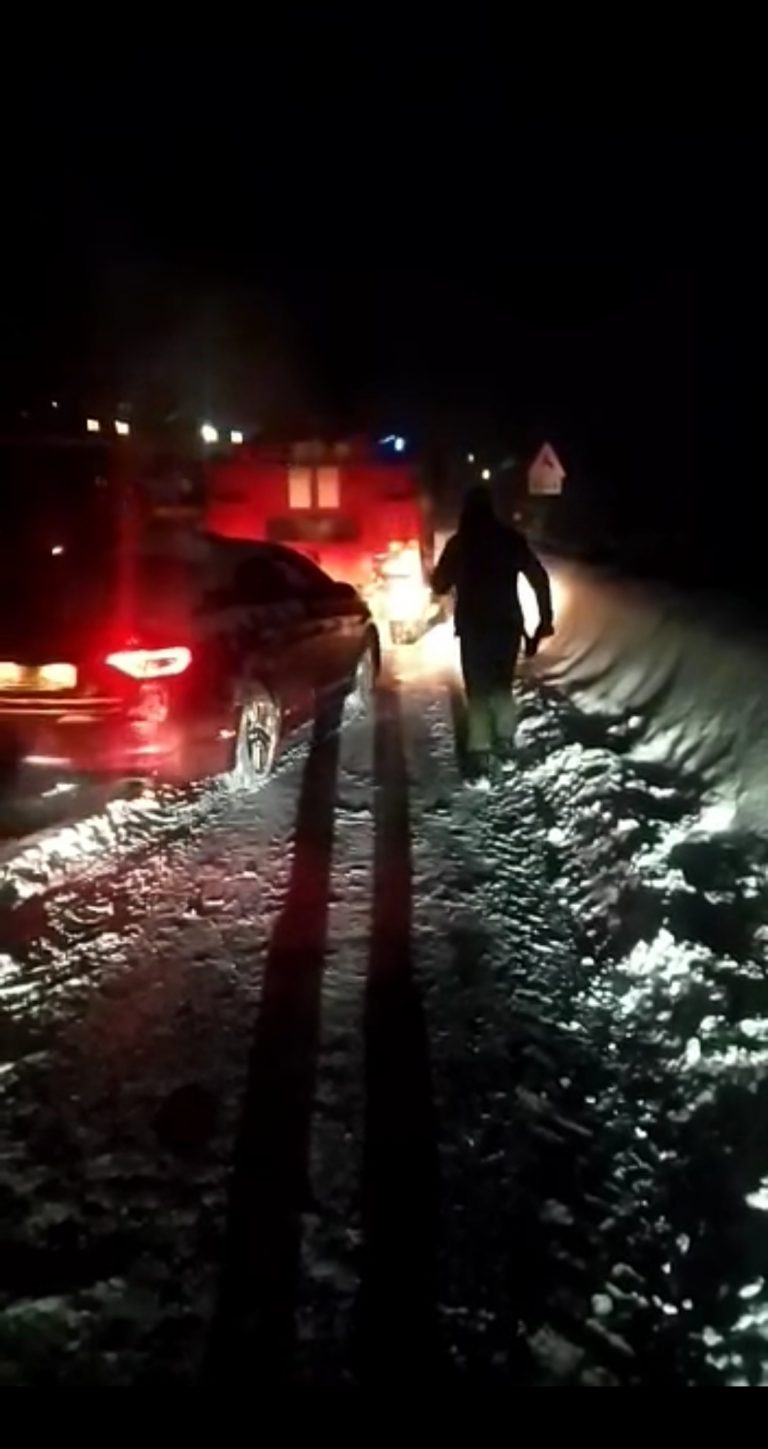На Прикарпатті в сніговому полоні опинилися 58 автомобілів 3 IMG 20211226 080436