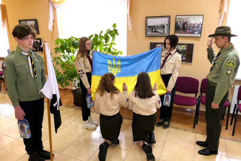 У Тисмениці пластуни вручили очільниці громади унікальну хустку (ФОТО) 2 У Тисмениці пластуни вручили очільниці громади унікальну хустку (ФОТО)