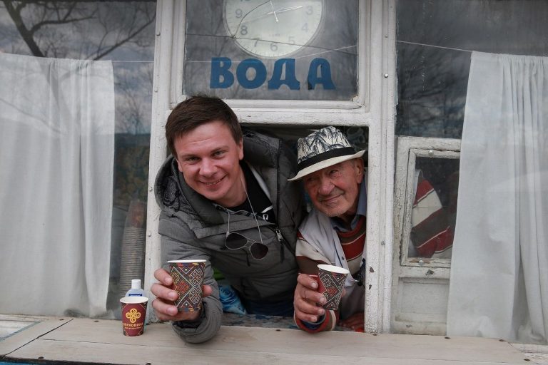 Пригоди Комарова у Верховині: "бджолиний релакс" та напої "дитинства" (ВІДЕО) 10 c1d295e635e6f85c7edca92f304e2703