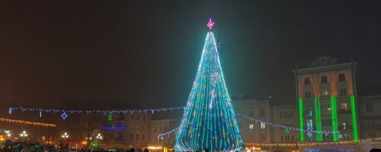 У Тернополі засяяла головна новорічна ялинка-2022 (ФОТО) 9 У Тернополі засяяла головна новорічна ялинка-2022 (ФОТО)