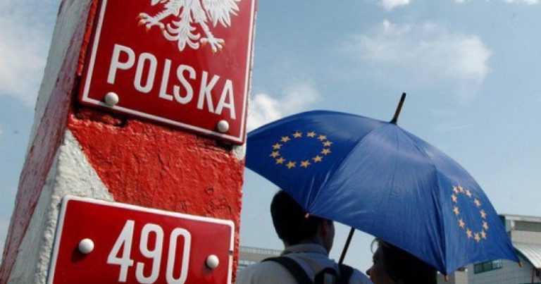 Українцям у Польщі видаватимуть спеціальні посвідки, які дозволятимуть в'їзд в країни ЄС