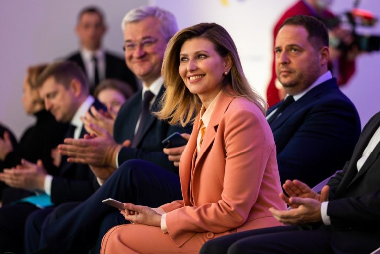 Перша леді Зеленська виступила перед послами у Гуті: що сказала (ФОТО) 12 fc0336e4108e2ab4085b835c010deedd 1640107895 extra large 1