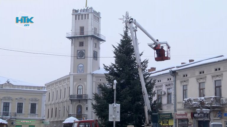 На 2 метри нижча, ніж минулого року: в Коломиї встановлюють новорічну ялинку (ВІДЕО)