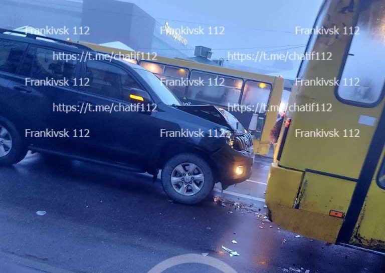 ДТП в Івано-Франківську: не розминулися джип та маршрутка (ФОТО) 1 photo 2021 12 11 07 56 08
