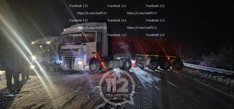 На Прикарпаття зіштовхнулися бус та вантажівка: рух транспорту заблоковано (ФОТО) 9 photo 2021 12 13 19 08 12