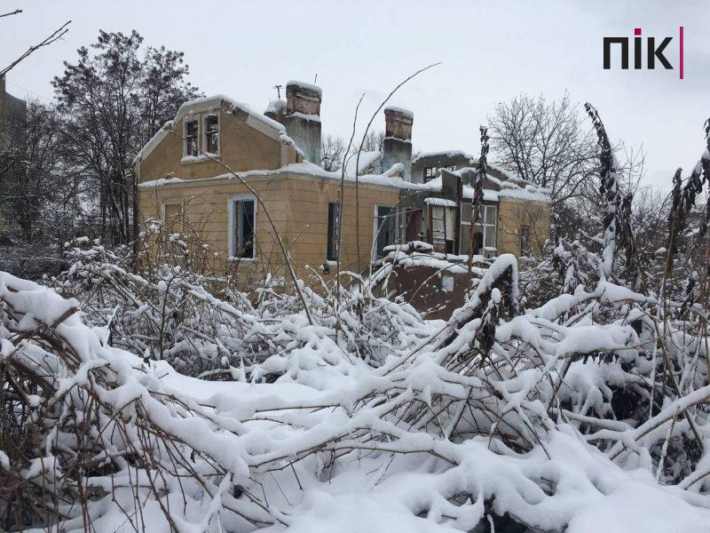 Будинки-привиди Франківська: стара кам'яниця "в ямі" на Шухевичів (ФОТО) 7 photo 2021 12 14 15 31 04 scaled