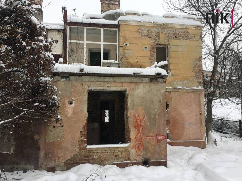Будинки-привиди Франківська: стара кам'яниця "в ямі" на Шухевичів (ФОТО) 9 photo 2021 12 14 15 31 09 scaled