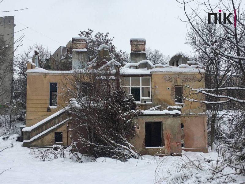 Будинки-привиди Франківська: стара кам'яниця "в ямі" на Шухевичів (ФОТО) 10 photo 2021 12 14 15 31 15 scaled